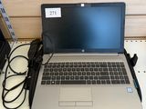 un ordinateur portable posé sur un bureau avec un chargeur