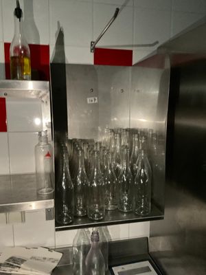 de nombreux verres à vin vides sur le plan de travail de la cuisine
