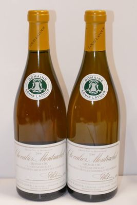 deux bouteilles de vin posées l'une à côté de l'autre sur une table