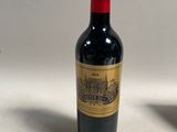 deux bouteilles de vin posées sur une table l'une à côté de l'autre