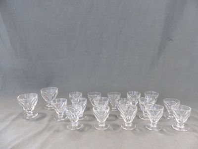 un grand nombre de verres posés sur une table