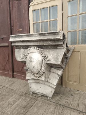 une statue de lion posée sur un socle devant un bâtiment