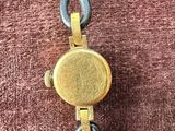 une image représentant une montre-bracelet à laquelle est attachée une chaîne