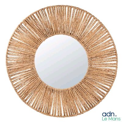 un miroir rond en rotin