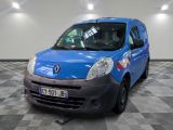 une camionnette bleue garée sur un sol en damier