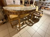 une table et des chaises au plateau en marbre dans une pièce