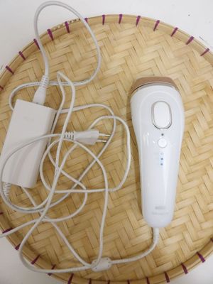 une télécommande Wii et un chargeur posés sur un plateau en osier