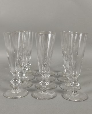 six verres à vin transparents posés sur une table