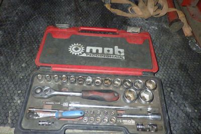 une trousse à outils posée sur le sol