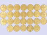 gros plan d'une pile de pièces d'or sur une surface blanche