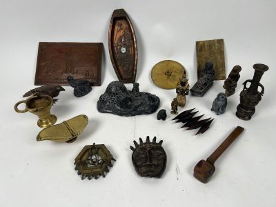 un grand nombre d'objets posés sur une table