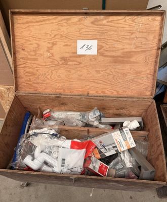 une boîte en bois remplie d'objets hétéroclites sur le sol