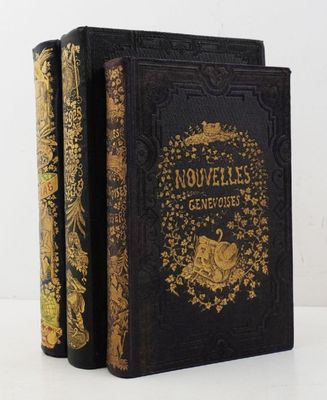 deux livres posés sur une table l'un à côté de l'autre