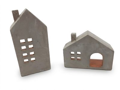deux petites maisons en béton situées l'une à côté de l'autre sur une surface blanche