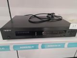 Le lecteur DVD Sony est posé sur l'étagère du haut.