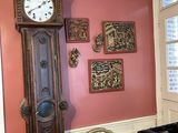 une horloge de parquet posée dans un coin du salon