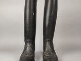 une paire de bottes d'équitation en cuir noir sur fond blanc