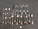 beaucoup de cuillères et de fourchettes en argent sur la table