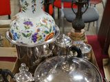 une table sur laquelle se trouvent de nombreux objets en argent