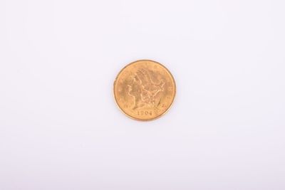 une pièce d'or sur fond blanc