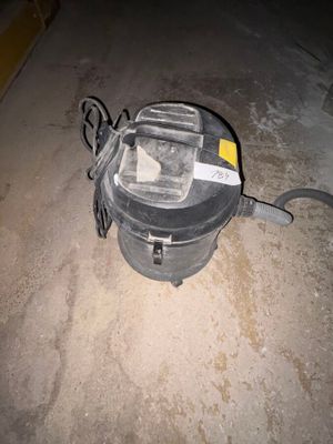 une photo d'un aspirateur posé par terre
