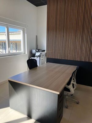 1 grande table - 3 chaises - 2 bureaux doubles-3 fauteuils d…
