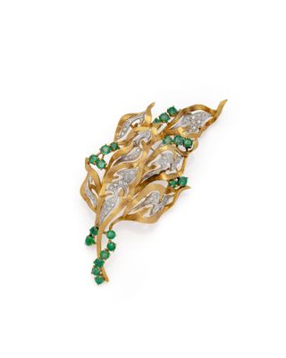 une broche en émeraude et diamants