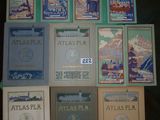 de nombreux livres qui se trouvent sur une étagère dans la pièce