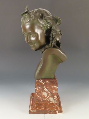 buste en bronze d'une jeune fille sur un socle en marbre