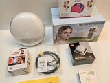 une table sur laquelle se trouvent divers objets, notamment une lampe, un livre et d'autres objets