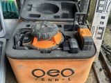 une boîte à outils orange et noire posée par terre à côté d'un tas d'outils