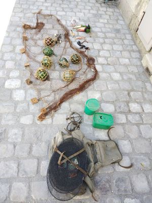 beaucoup d'objets par terre à côté d'un immeuble