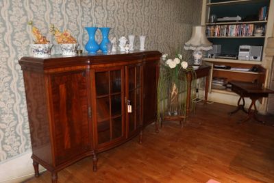 an image of a living room with wood floors and wallpaper