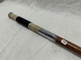 un gros plan d'un stylo posé sur une feuille blanche