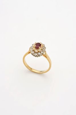 une image représentant une bague en or sertie d'un rubis et d'une topaze blanche