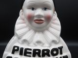 une petite figurine représentant une femme portant un bandeau