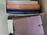 une boîte pleine de livres posée sur le sol