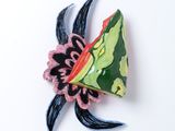 une petite œuvre d'art qui ressemble à une fleur