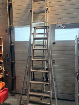 une échelle appuyée contre un mur dans un garage