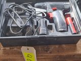 de nombreux outils rangés dans une mallette posée sur une étagère dans une pièce