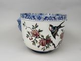 un bol bleu et blanc orné d'un oiseau et de fleurs