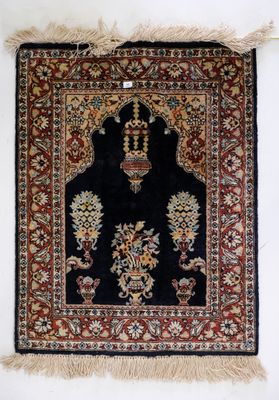 un tapis noir et rouge accroché au mur