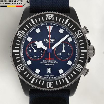 La montre est noire et bleue, avec une trotteuse rouge.