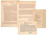 une pile de trois vieux journaux empilés les uns sur les autres