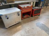 Il y a de nombreux types de coffres à outils différents dans ce garage.