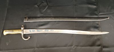 un couteau posé sur un tissu noir