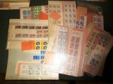 beaucoup de timbres posés sur une table, dont un grand nombre