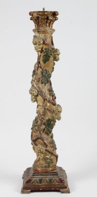un vase doré et vert posé sur un socle, sur fond blanc