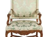 une image représentant une chaise dont le dossier est recouvert d'un tissu vert et blanc