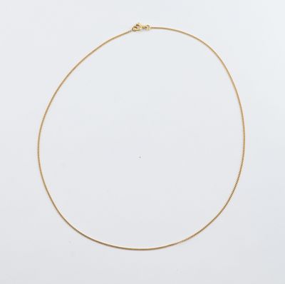 un collier en or sur fond blanc